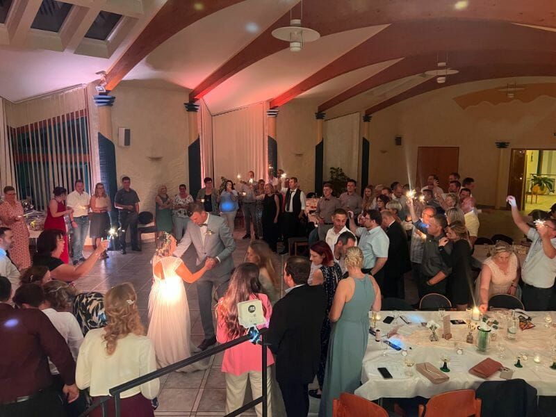 Brautpaar tanzt zu Musik von DJ Kreuztal Siegerland Brautpaar tanzt zu Musik von DJ Kreuztal Siegerland