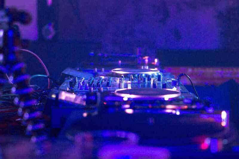 DJ Siegen an Turntables DJ Siegen an Turntables