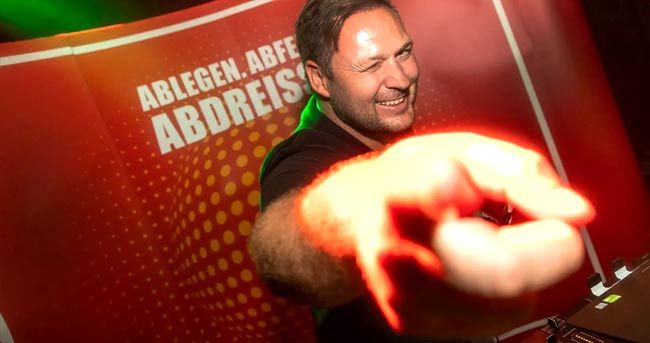 DJ NRW lacht in die Kamera