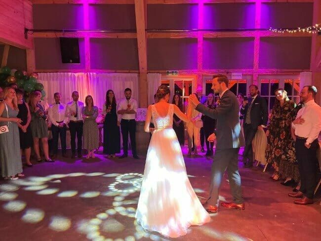 Ehepaar tanzt zu Musik von DJ Ehepaar tanzt