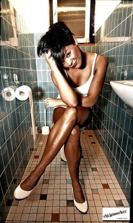 Braut denkt über Hochzeits DJ Kosten und Preis nach