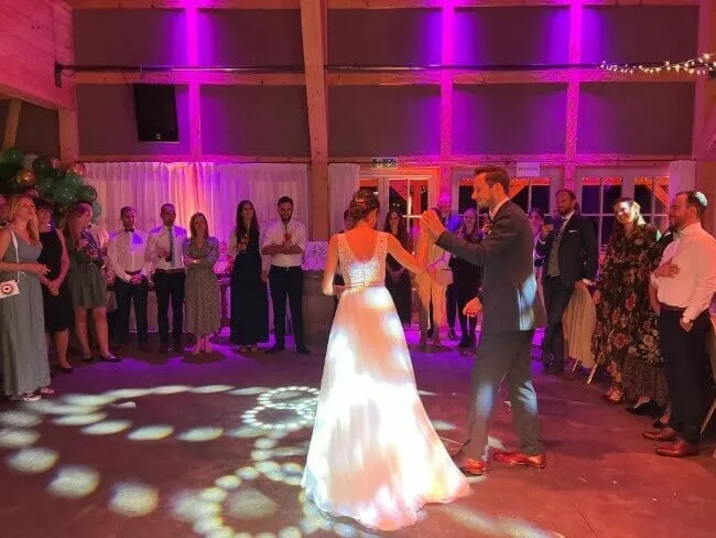 Ehepaar tanzt zu Musik von DJ