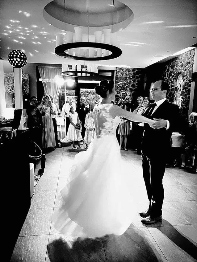 Brautpaar bucht Hochzeits DJ für wenig Geld und tanzt zur Musik