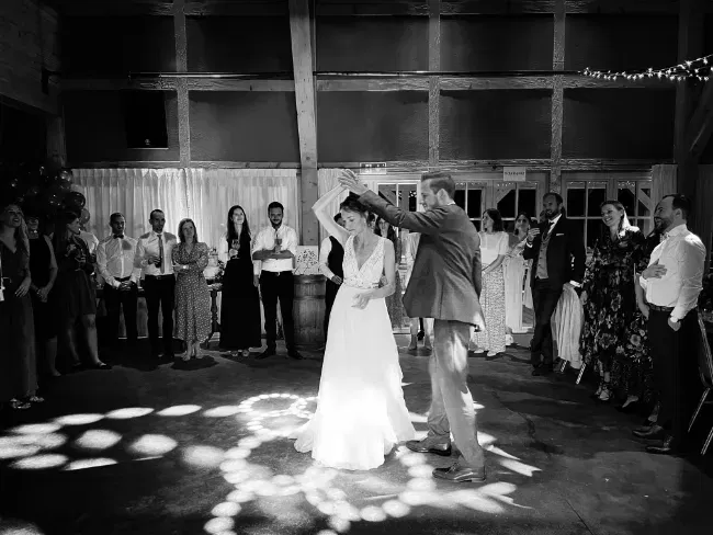 Hochzeitspaar tanzt zu DJ Musik